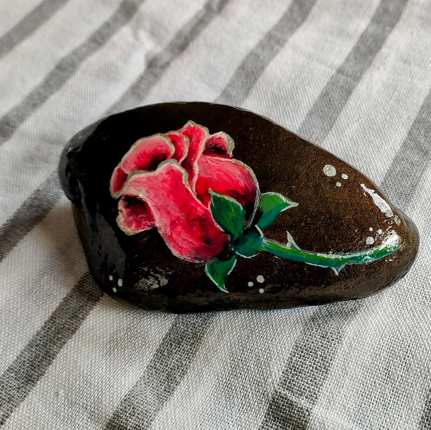 Rose auf Naturkiesel