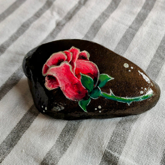 Rose auf Naturkiesel