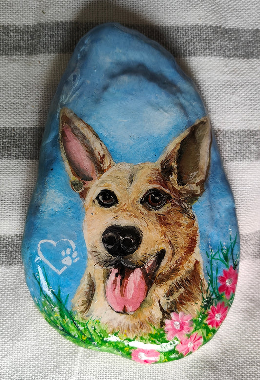 Schäferhund im Blumenbeet Naturkiesel
